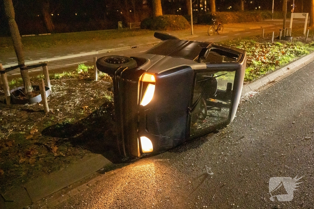 Invalidevoertuig over de zijkant na harde botsing