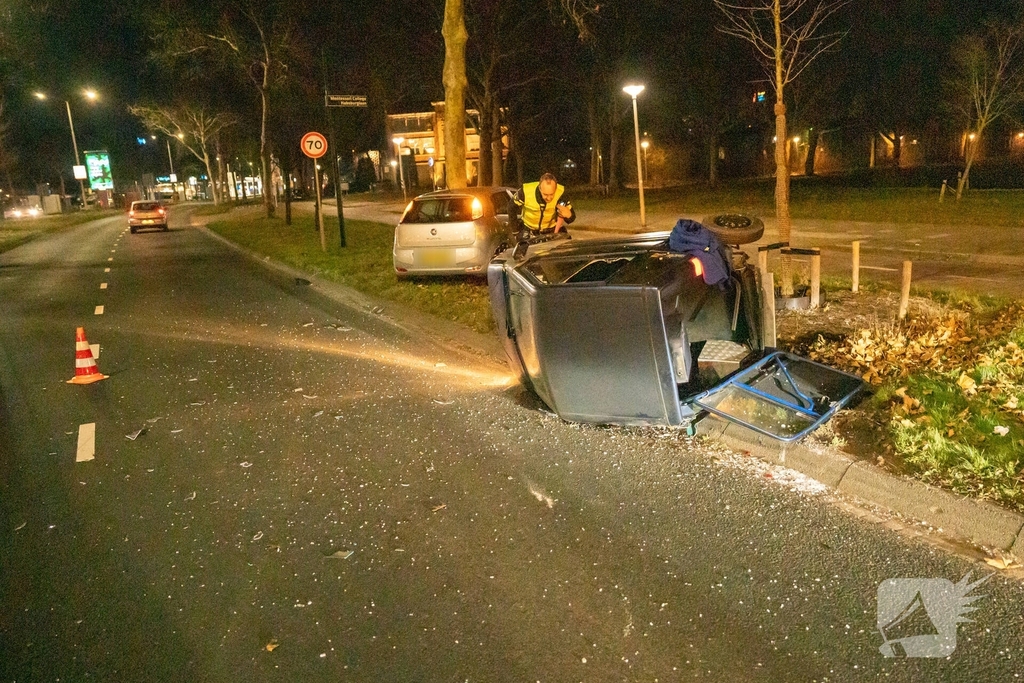 Invalidevoertuig over de zijkant na harde botsing