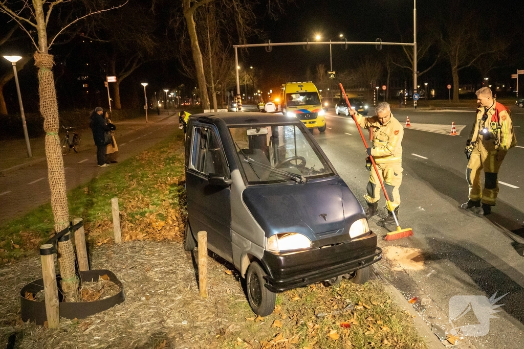 Invalidevoertuig over de zijkant na harde botsing