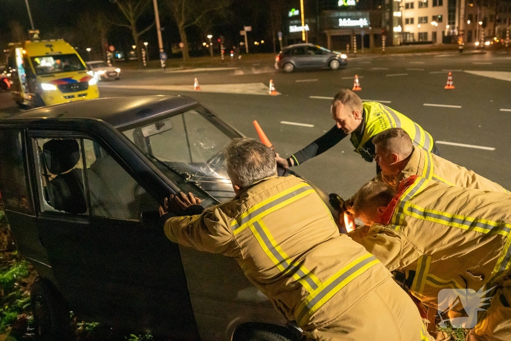 Invalidevoertuig over de zijkant na harde botsing