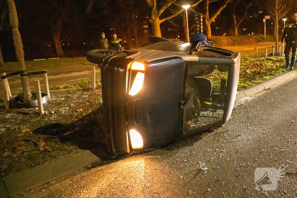 Invalidevoertuig over de zijkant na harde botsing
