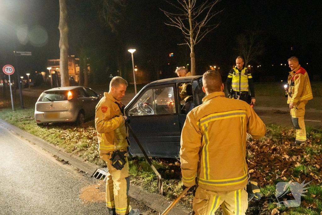 Invalidevoertuig over de zijkant na harde botsing