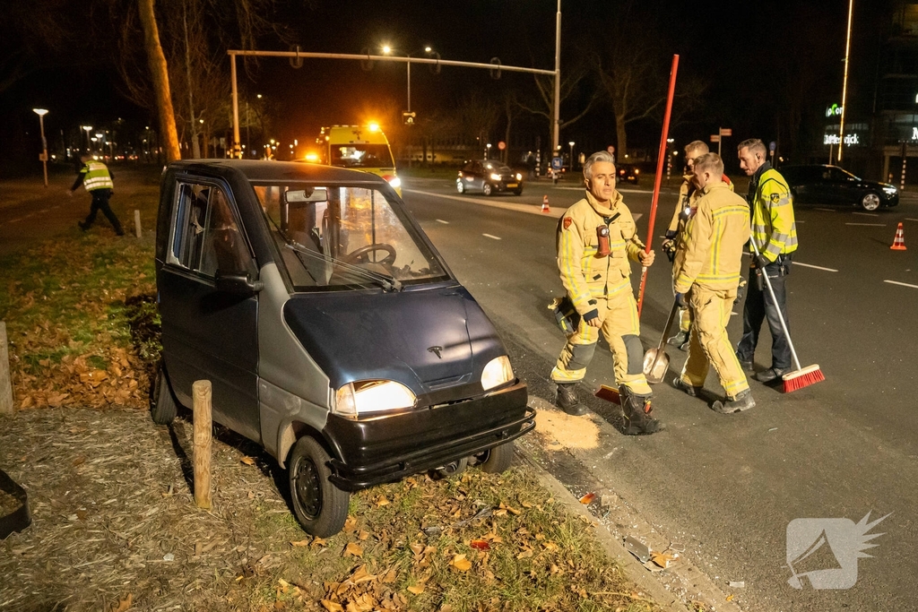 Invalidevoertuig over de zijkant na harde botsing