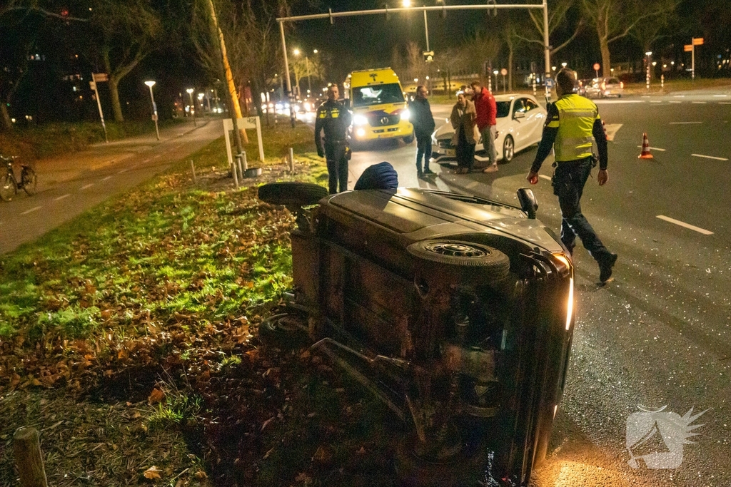 Invalidevoertuig over de zijkant na harde botsing