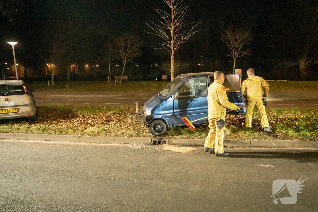 Invalidevoertuig over de zijkant na harde botsing