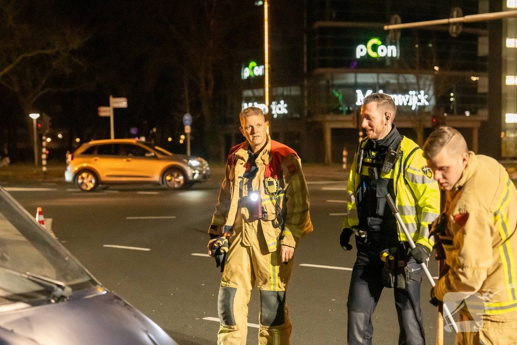 Invalidevoertuig over de zijkant na harde botsing