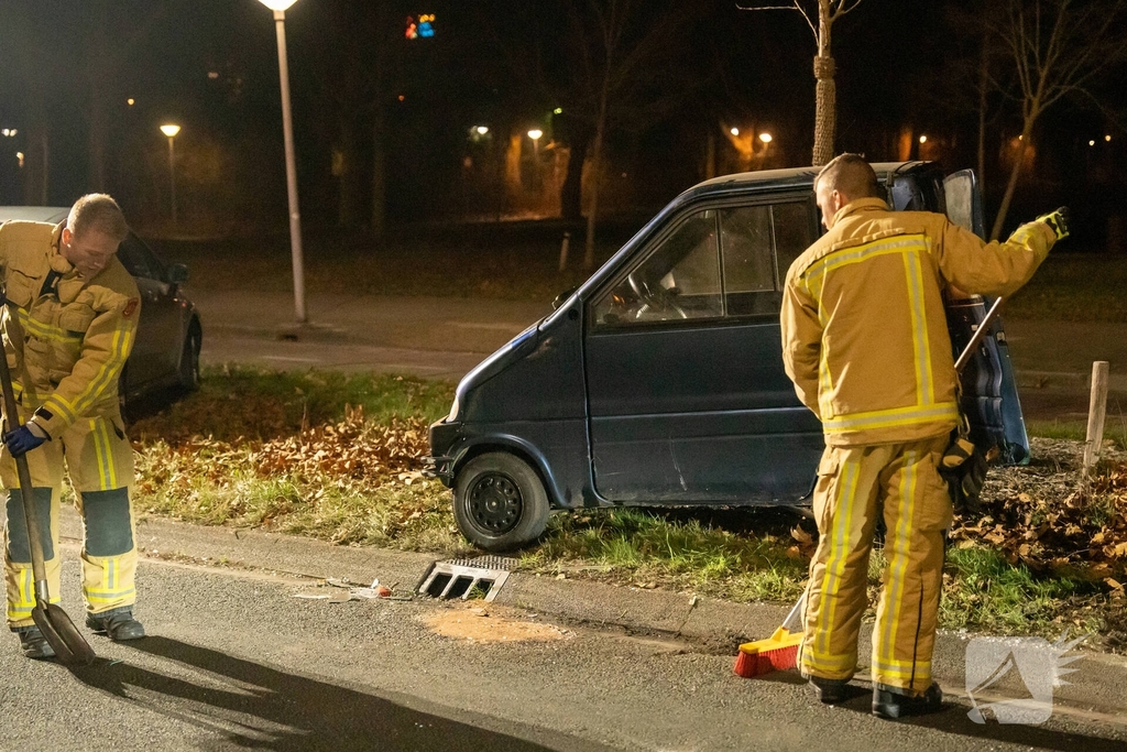 Invalidevoertuig over de zijkant na harde botsing
