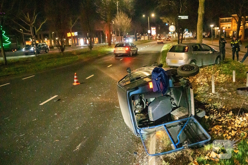 Invalidevoertuig over de zijkant na harde botsing