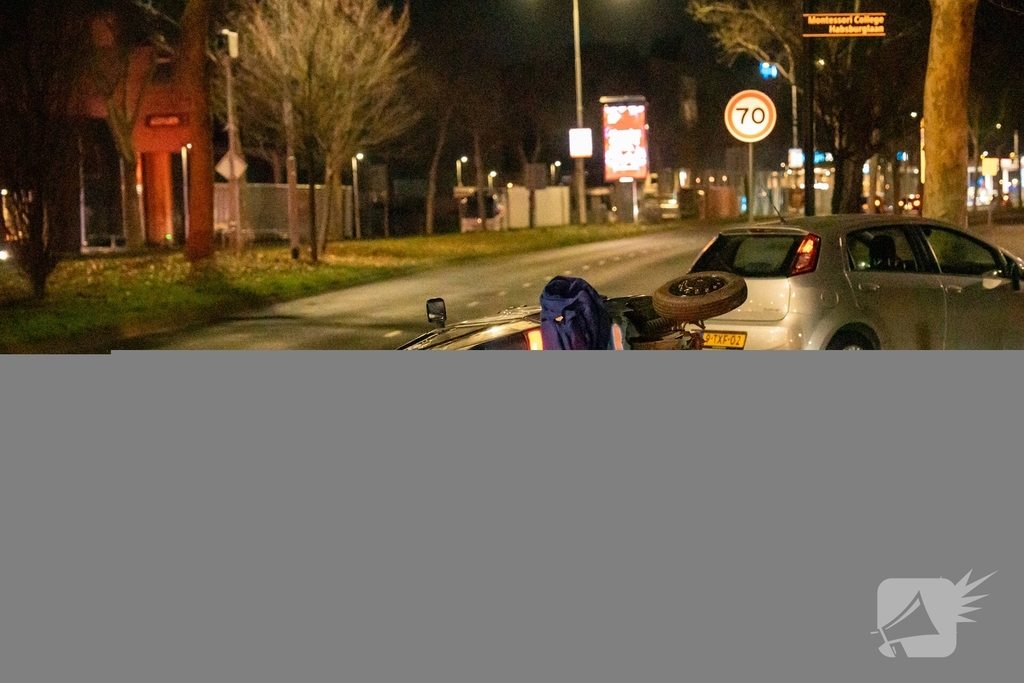 Invalidevoertuig over de zijkant na harde botsing