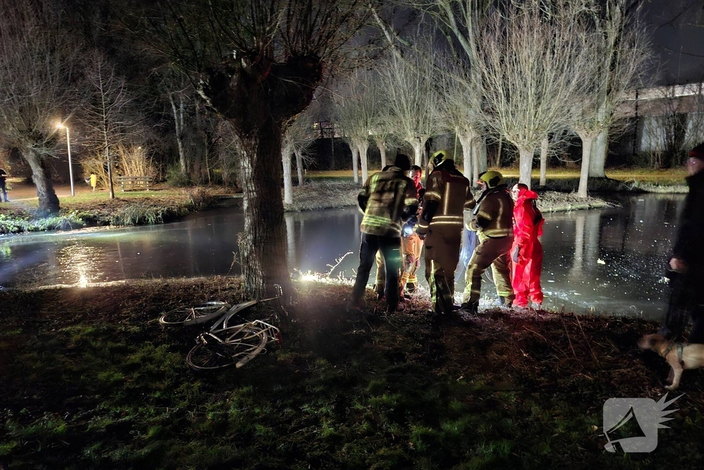 Grote zoekactie in water na aantreffen fiets en wak