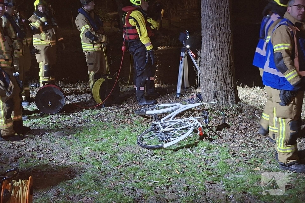 Grote zoekactie in water na aantreffen fiets en wak
