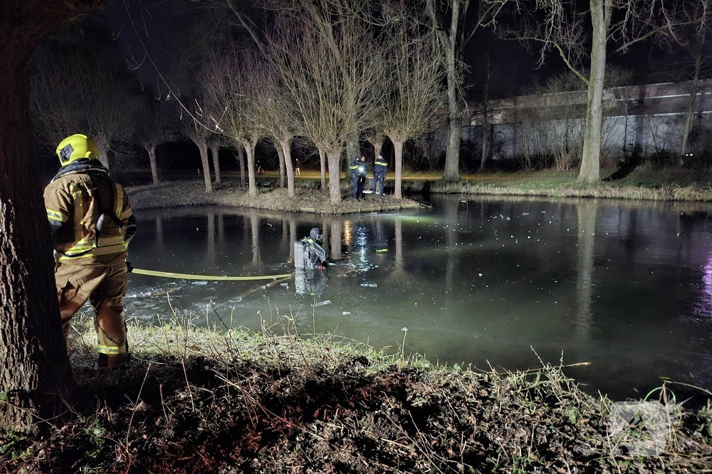Grote zoekactie in water na aantreffen fiets en wak