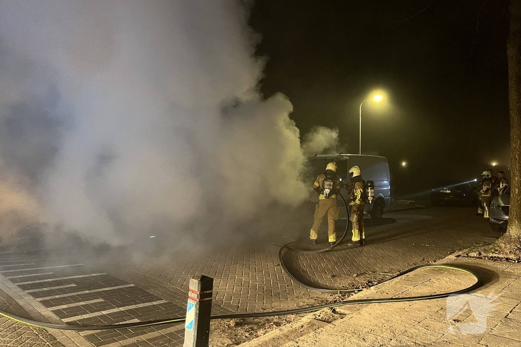 Bestelbus in brand, geen gewonden