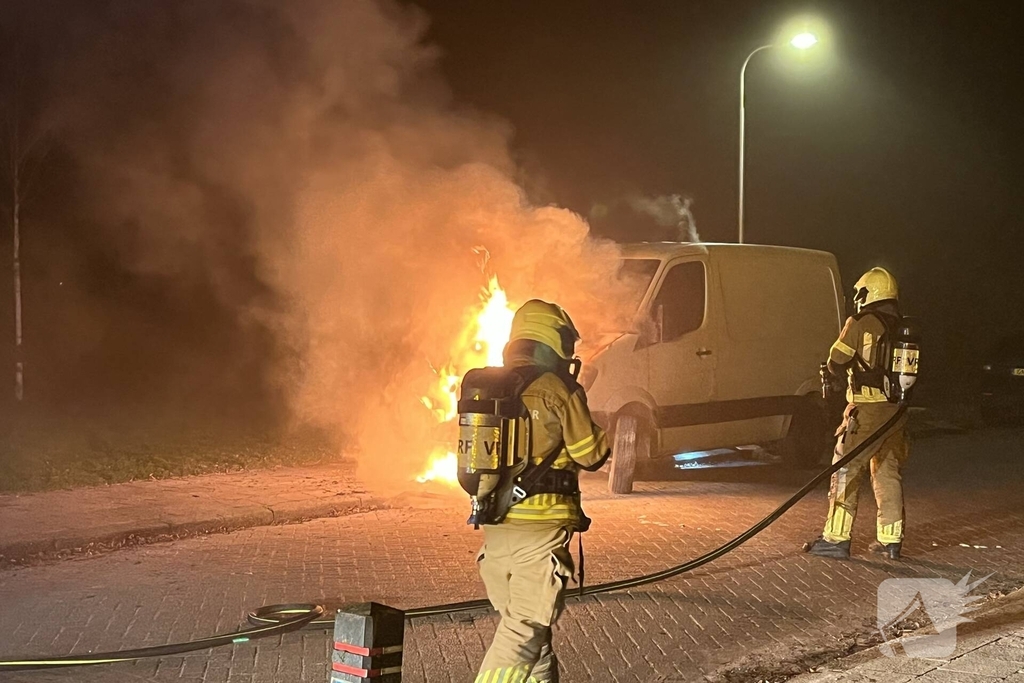 Bestelbus in brand, geen gewonden