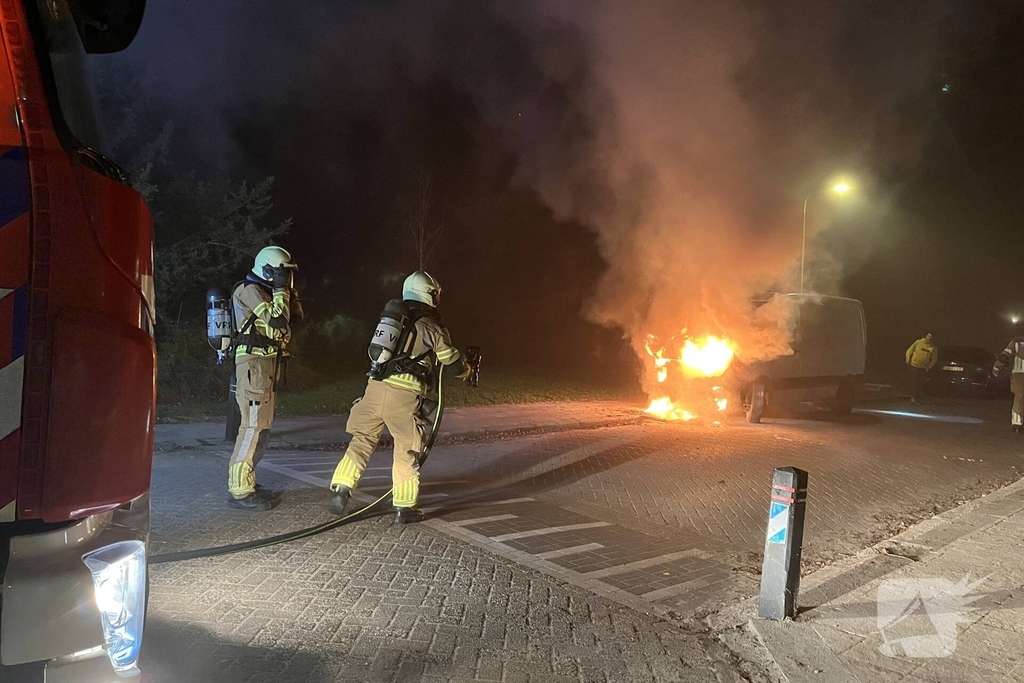Bestelbus in brand, geen gewonden