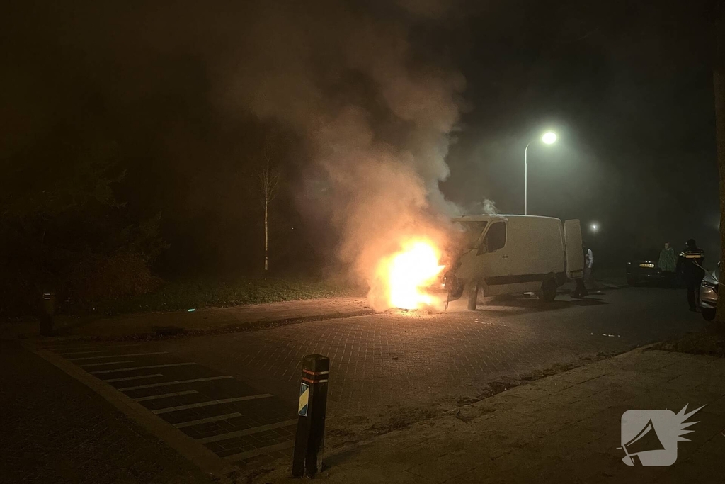 Bestelbus in brand, geen gewonden