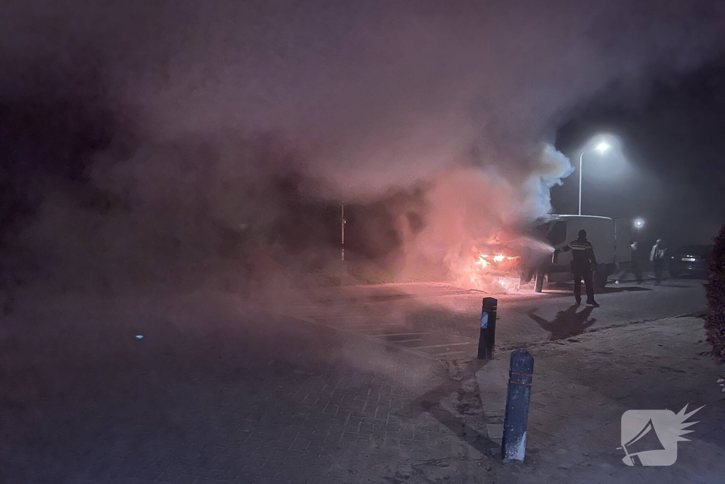 Bestelbus in brand, geen gewonden
