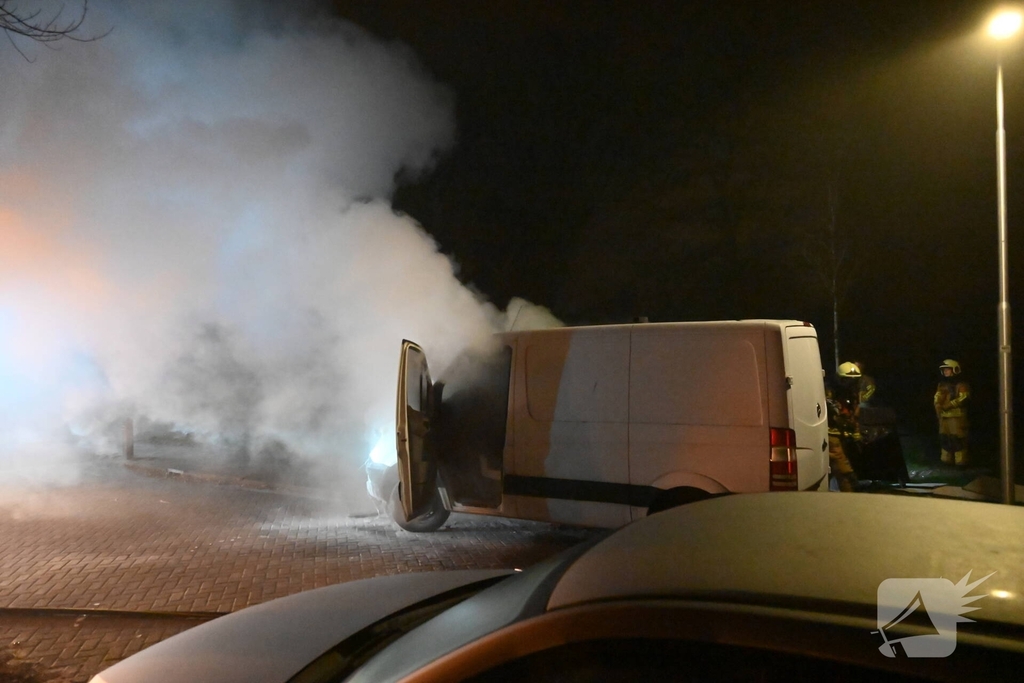 Bestelbus in brand, geen gewonden