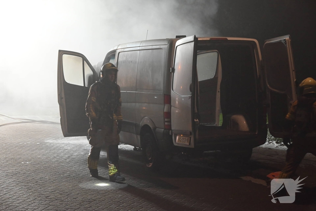 Bestelbus in brand, geen gewonden