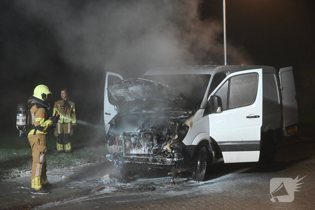 Bestelbus in brand, geen gewonden
