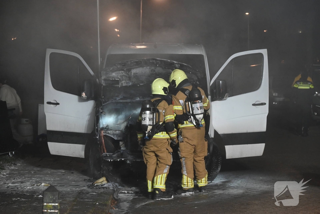 Bestelbus in brand, geen gewonden