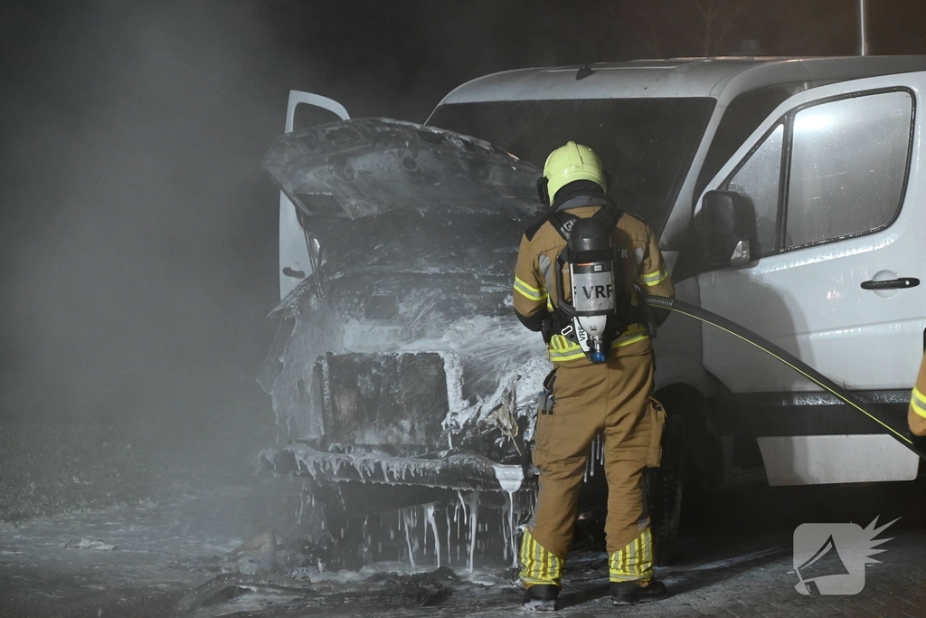 Bestelbus in brand, geen gewonden