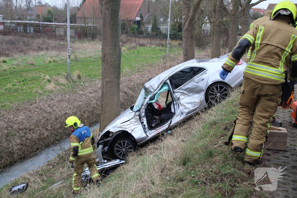 Zwaargewonde bij ongeval met auto tegen boom