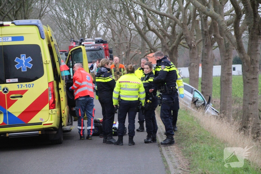 Zwaargewonde bij ongeval met auto tegen boom