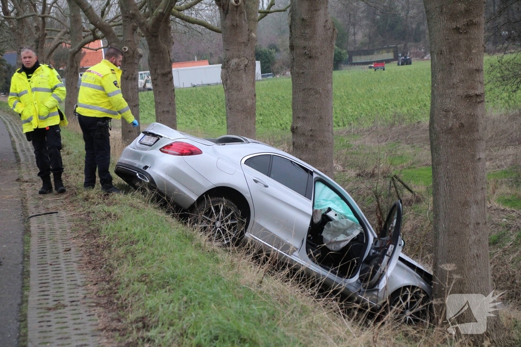 Zwaargewonde bij ongeval met auto tegen boom
