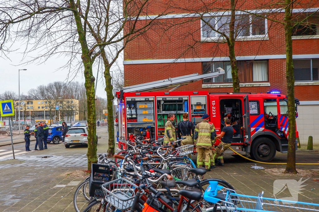 Auto botst tegen lantaarnpaal na brand