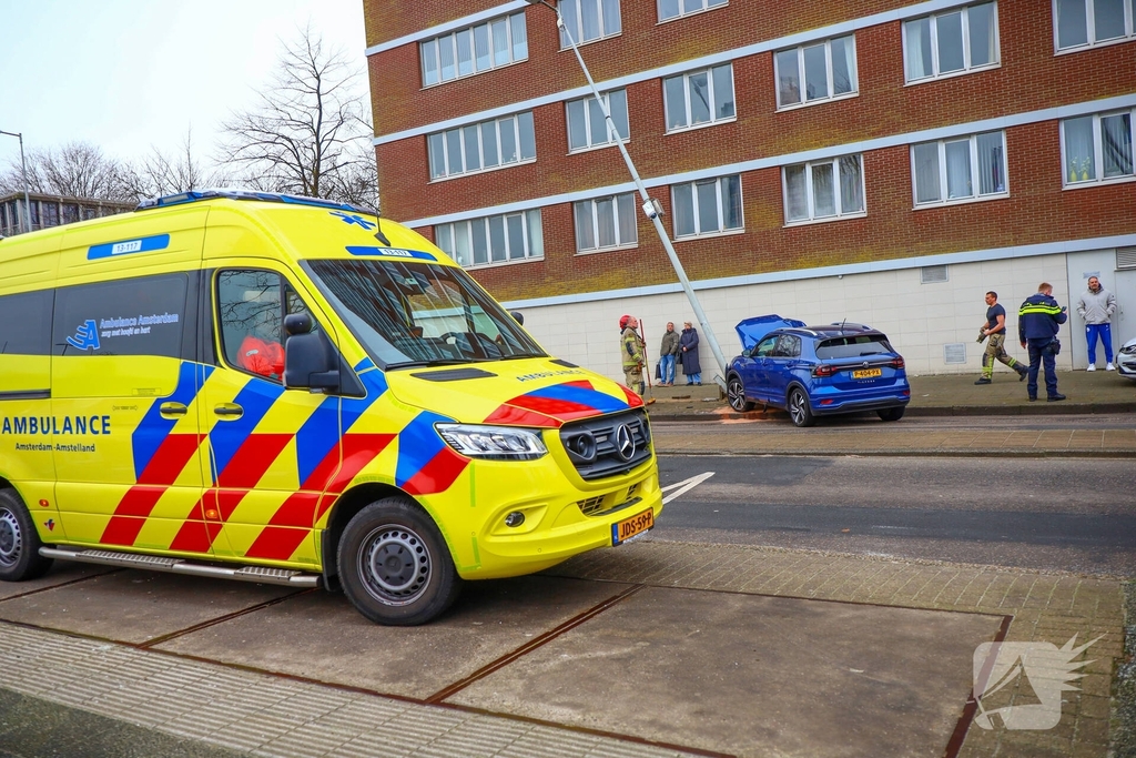 Auto botst tegen lantaarnpaal na brand