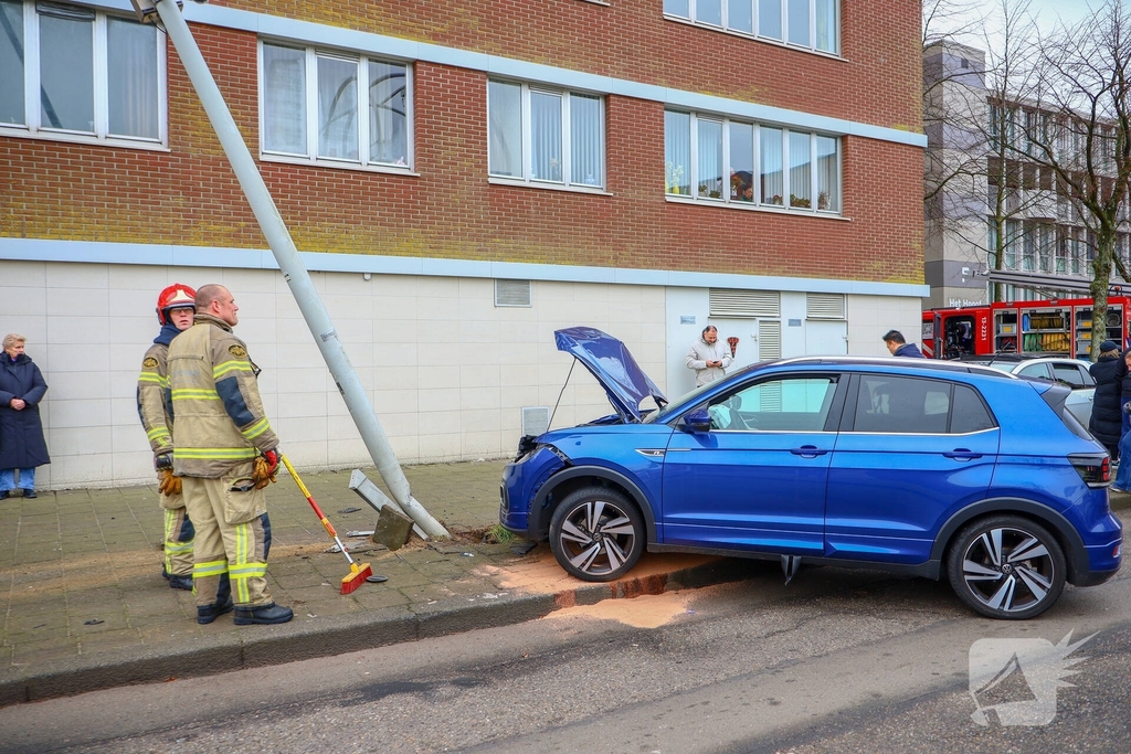Auto botst tegen lantaarnpaal na brand
