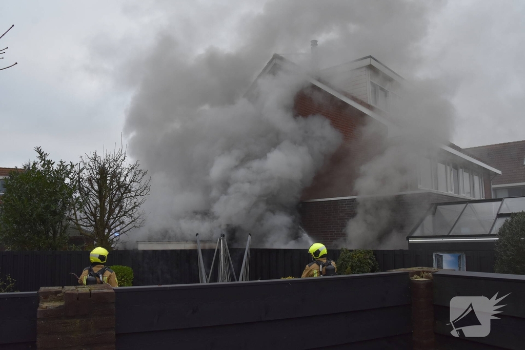Zware rookwolken door containerbrand, garage aangetast
