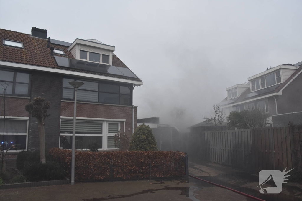 Zware rookwolken door containerbrand, garage aangetast