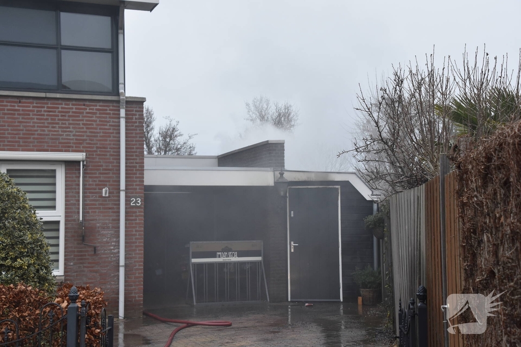 Zware rookwolken door containerbrand, garage aangetast