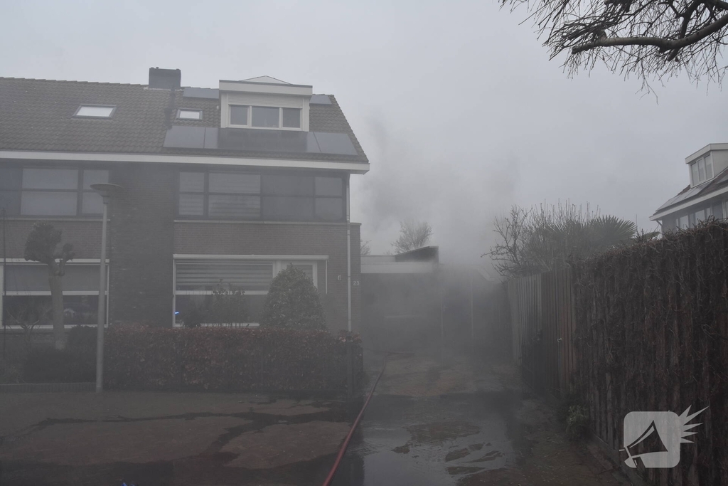 Zware rookwolken door containerbrand, garage aangetast