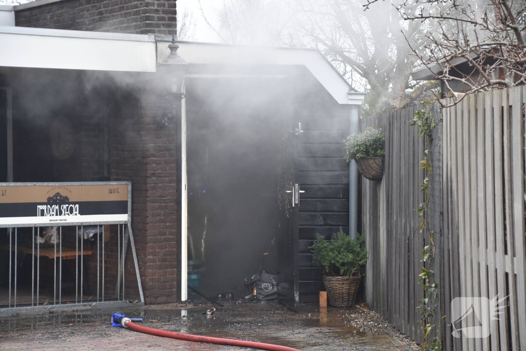 Zware rookwolken door containerbrand, garage aangetast