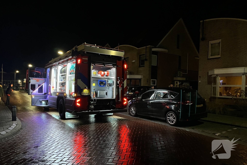 Brandweer controleert kachelpijp in achtertuin