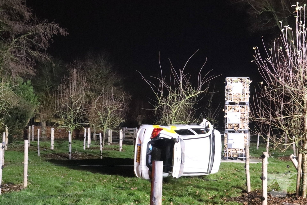 Automobilist belandt op zijkant