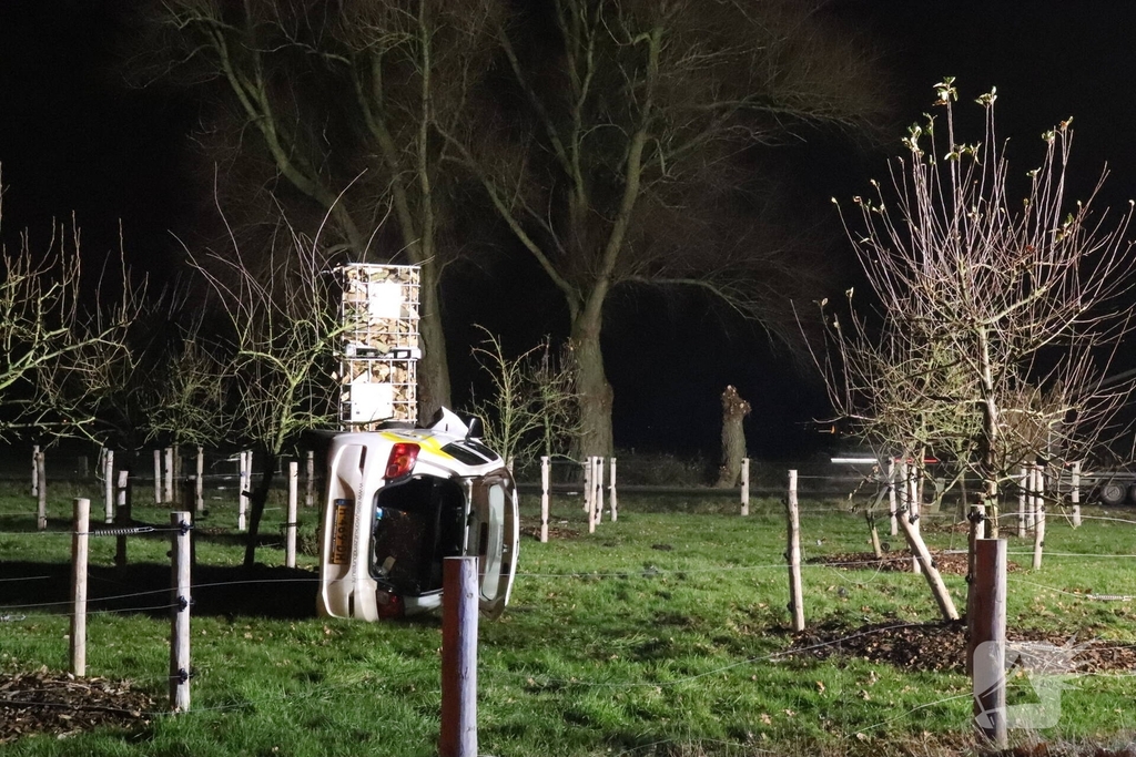 Automobilist belandt op zijkant