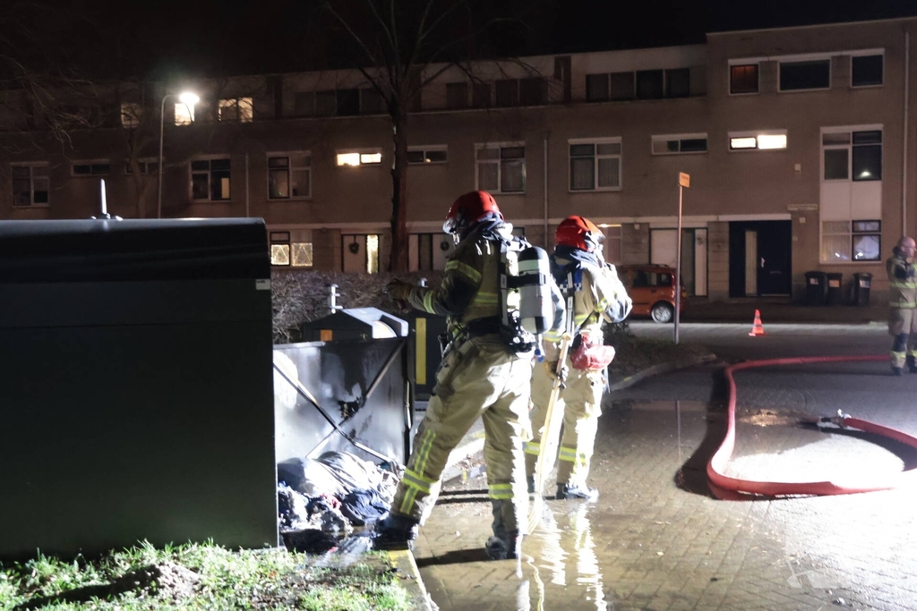 Kledingcontainer in brand door vuurwerk