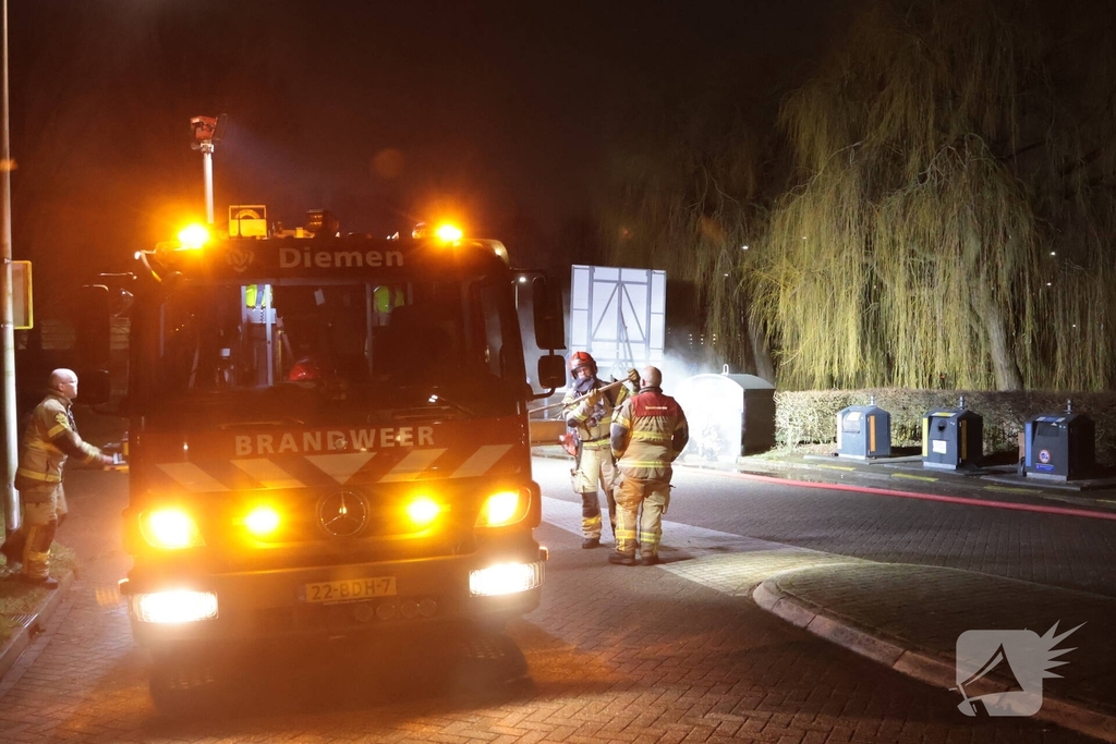 Kledingcontainer in brand door vuurwerk