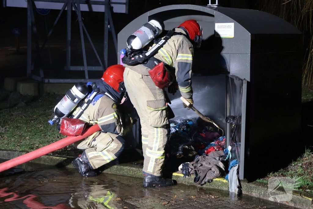 Kledingcontainer in brand door vuurwerk