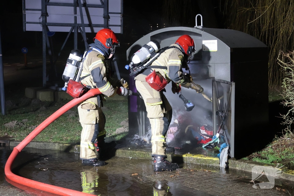 Kledingcontainer in brand door vuurwerk