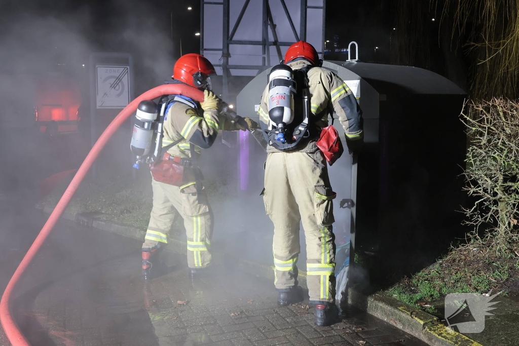 Kledingcontainer in brand door vuurwerk