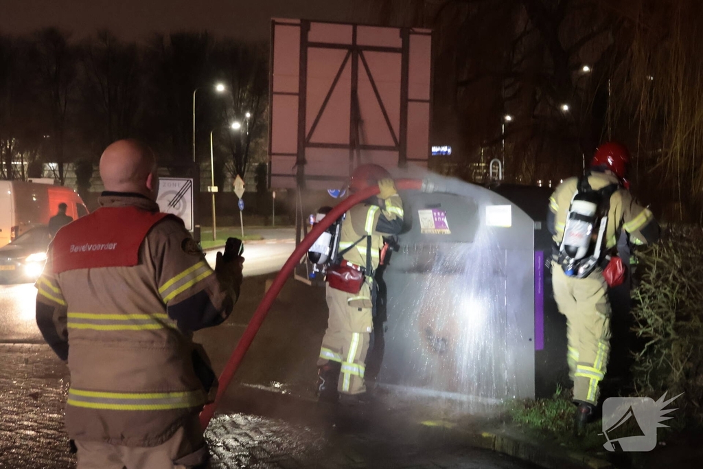 Kledingcontainer in brand door vuurwerk