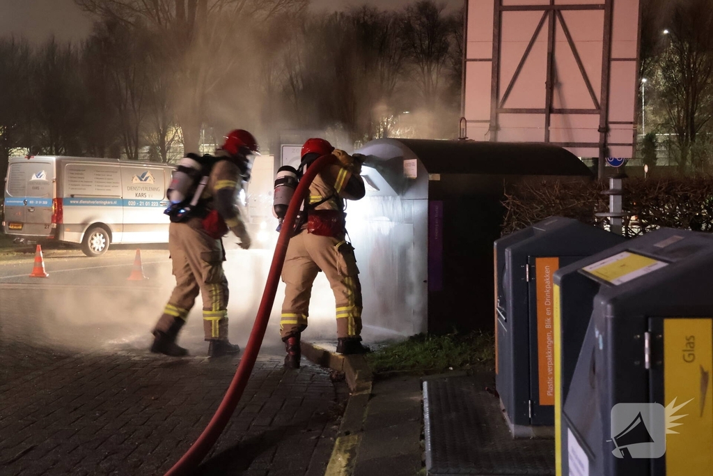 Kledingcontainer in brand door vuurwerk