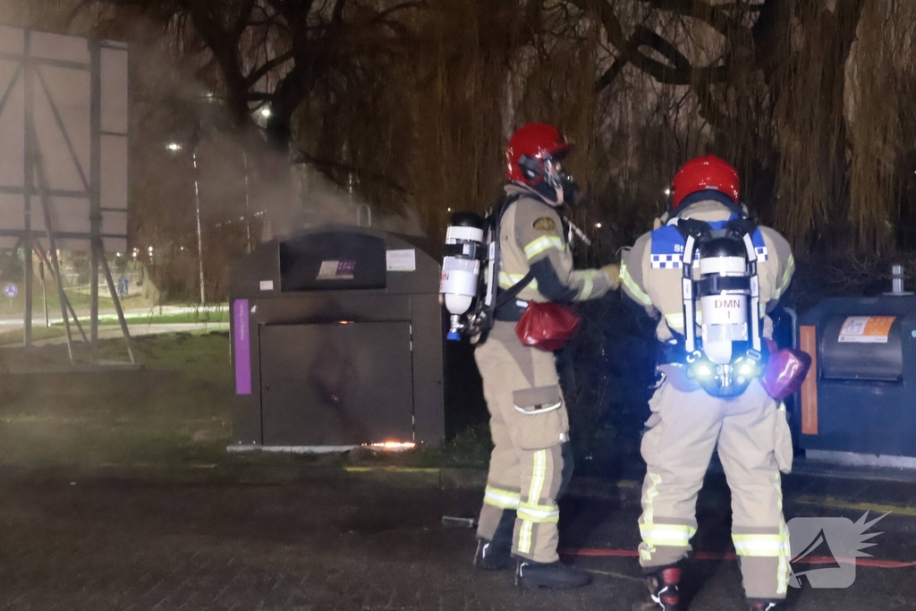 Kledingcontainer in brand door vuurwerk