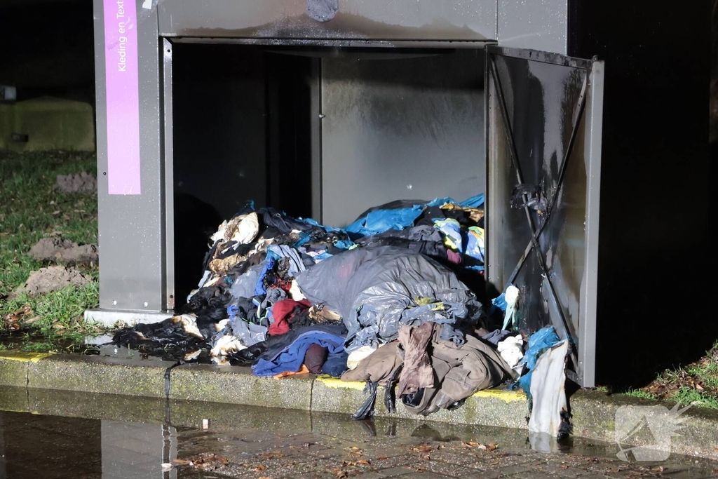 Kledingcontainer in brand door vuurwerk