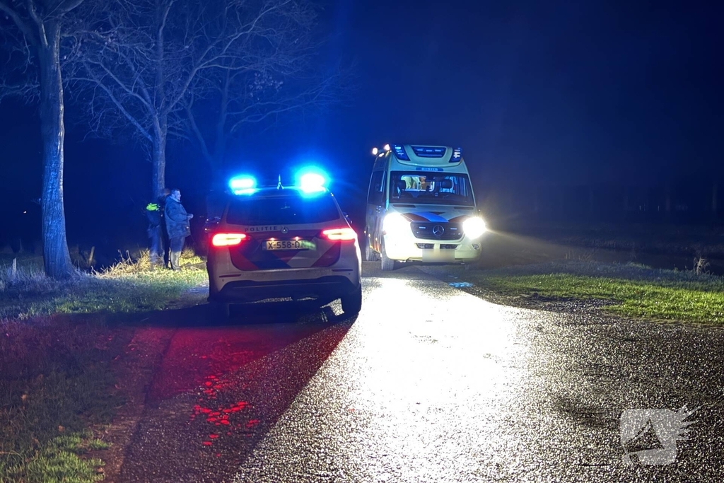 Twee personen te water in vroege ochtend